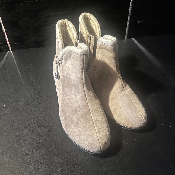 Sporto Women’s Faux Suede Ankle Boots - Picture 2 of 5